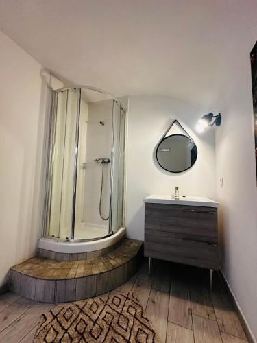 une salle de bain avec une douche, un lavabo et un miroir dans l'établissement Vattelapesca, à Bastia
