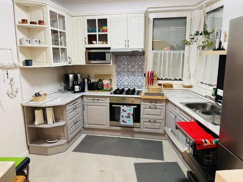 Cuisine ou kitchenette dans l'établissement Klebi’s Apartmanház 20