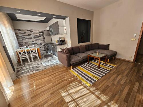 ein Wohnzimmer mit einem Sofa und einem Tisch in der Unterkunft Grey central apartment in Warna