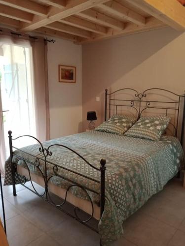 une chambre avec un lit dans une pièce avec une fenêtre dans l'établissement Villa avec piscine dans un avre de verdure, à Caderousse