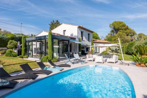 une villa avec piscine et une maison dans l'établissement Vacation villa swimming pool and pétanque court !, à Biot