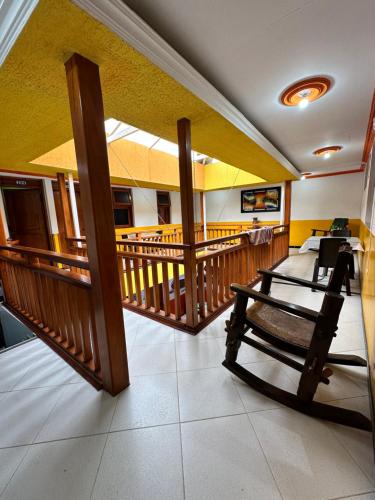Cette chambre dispose d'un balcon avec un banc. dans l'établissement Santo Domingo, à Santo Domingo