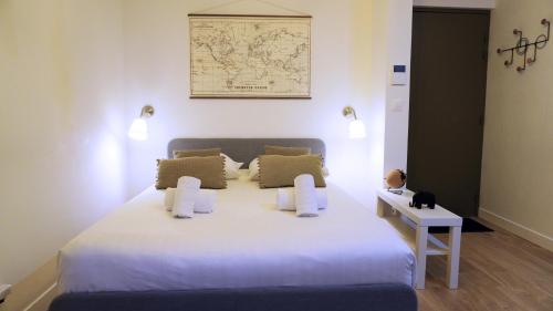 een slaapkamer met een wit bed en een kaart aan de muur bij Centre Cannes, Studio 103, 2 personnes By Palmazur in Cannes