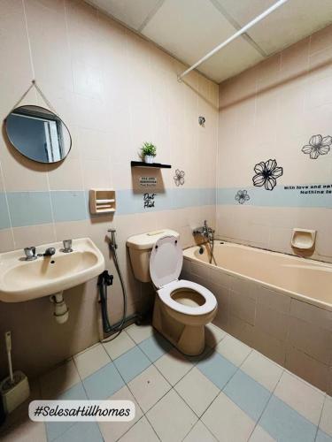 La salle de bains est pourvue de toilettes, d'un lavabo et d'une baignoire. dans l'établissement Home Dey, à Bentong