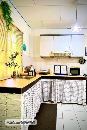 - une cuisine avec un évier et un comptoir dans l'établissement Home Dey, à Bentong