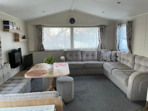 Luna-Rockley Park Poole في بول: غرفة معيشة مع أريكة وطاولة