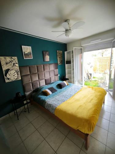 Tempat tidur dalam kamar di Appartement T2 en résidence sécurisée