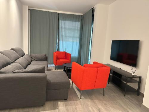 - un salon avec un canapé et deux fauteuils rouges dans l'établissement Esteve Silence, à Valence