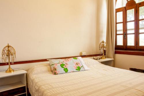 ein Schlafzimmer mit einem Bett mit einem Kissen darauf in der Unterkunft Fuga dalla Città con Meravigliosa Vista e Terrazzi in Bardino Nuovo