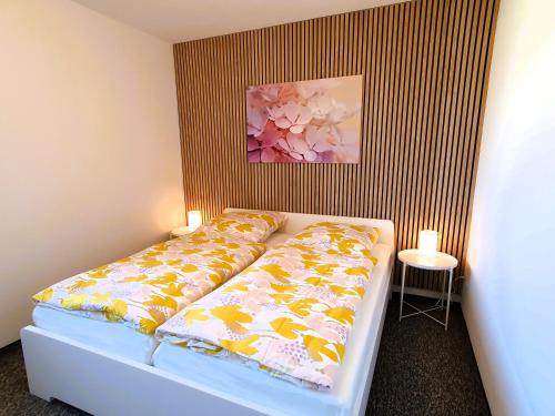 uma cama num pequeno quarto com aversão em Ferienhaus Winkler - FeWo Nordland - KEINE MONTEURE em Schwerin