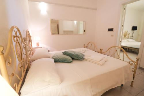 Cama en habitación con espejo en Casa Cabernet Residence Torre Santo Stefano in Otranto, en Serra Alimini