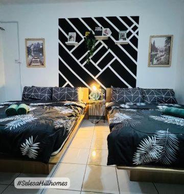 - un salon avec deux lits et un canapé dans l'établissement Home Dey, à Bentong