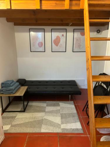 - un salon avec un banc et une mezzanine dans l'établissement Studio entre Nice et Monaco, à Beaulieu-sur-Mer