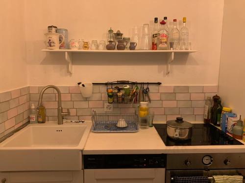 uma cozinha com um lavatório e uma bancada em Bed and Breakfast 57 em Asuel