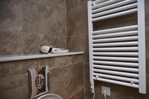 ein Bad mit einem WC und einem Fenster in der Unterkunft Premium apartments - the star of Batumi Palace in Batumi