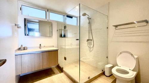 une salle de bains avec douche, toilettes et lavabo dans l'établissement Cozy Terrace @ Blue House, à Puerto Aventuras