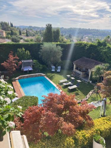 - une vue aérienne sur une cour avec une piscine dans l'établissement Studio grasse sud, à Grasse