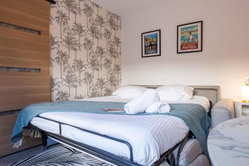 - 2 lits dans une chambre d'hôtel avec des serviettes dans l'établissement RARE ! Studio with terrace 5min walk to the Palais, à Cannes