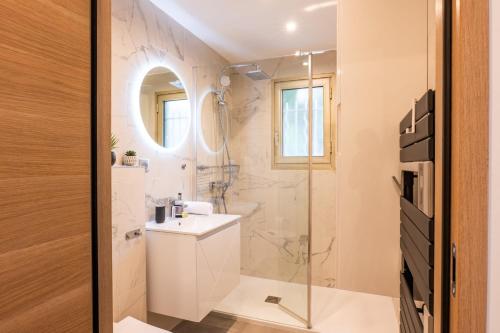 une salle de bain avec un lavabo et une douche dans l'établissement RARE ! Studio with terrace 5min walk to the Palais, à Cannes