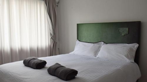 um quarto com uma cama com duas almofadas em Dublin city 2bed Near Temple Bar em Dublin