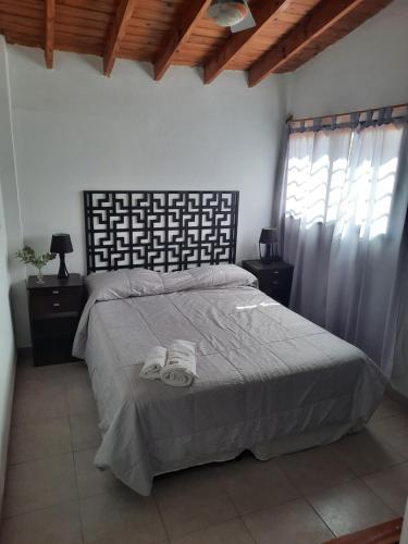 a bedroom with a bed with two towels on it at Precioso departamento en Maipú in Maipú