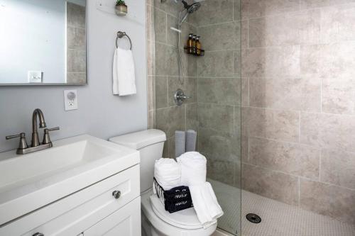 Ένα μπάνιο στο OTR, QUEEN Bed, 50in TV, Workspace, Near Lightrail