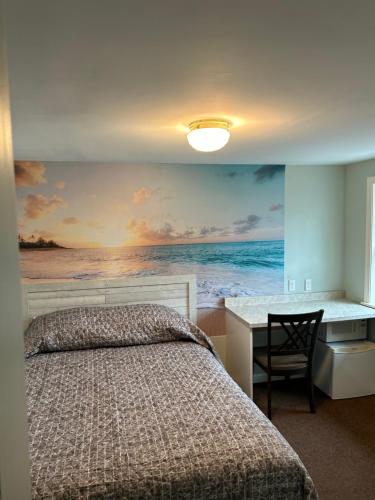 1 dormitorio con 1 cama y una pintura del océano en Boulevard Motel, en Marmora