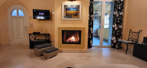 ein Wohnzimmer mit einem Kamin und einem TV in der Unterkunft Appartamento Virginia in Monti di Licciana Nardi