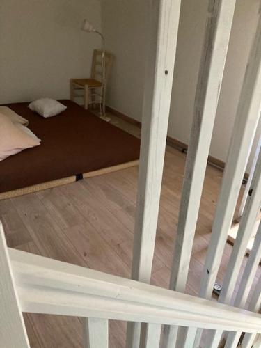 Cette chambre dispose d'un lit et de parquet. dans l'établissement Mini villa villa Gallargues le Montueux jardinet / piscine partagée, à Gallargues-le-Montueux