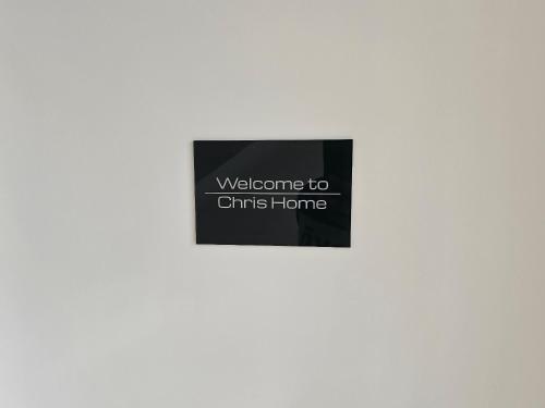 Ein Schild, auf dem steht: "Willkommen zu Hause an der Wand." in der Unterkunft Chris Home - Mönchengladbach Minto in Mönchengladbach