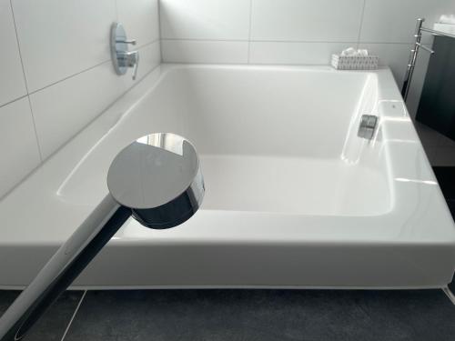 a white bathtub with a toilet brush at Ferienwohnung Hospitalgraben in Weimar