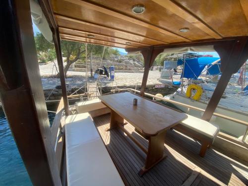 een houten tafel op de achterkant van een boot bij OluGide Tekne Turu in Datca