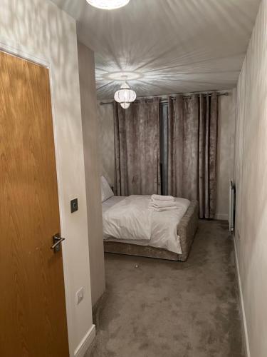 1 dormitorio con 1 cama en el centro de una habitación en Love a staycation 2 bed apartment, en Maidenhead