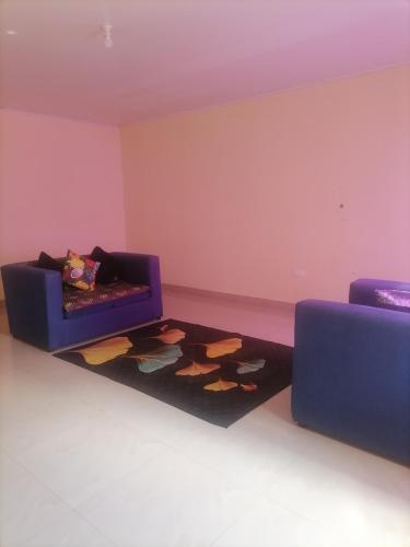 sala de estar con sofá y alfombra en Cee's apartment, en Chipata