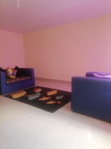 - un salon avec un canapé et une table dans l'établissement Cee's apartment, à Chipata