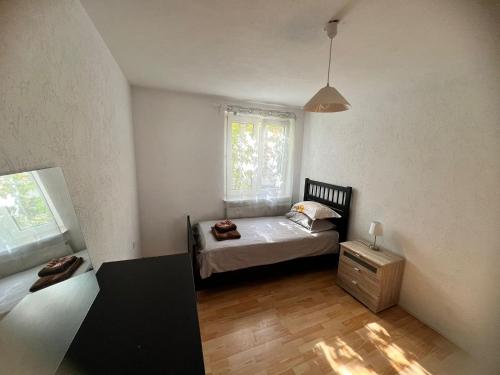 a small bedroom with a bed and a window at Jennis Bi-Bi 2 bedrooms Apartment in Bietigheim-Bissingen
