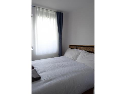 um quarto com uma cama branca e uma janela em Dublin city 2bed Near Temple Bar em Dublin