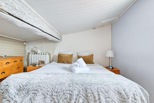 - une chambre avec un grand lit blanc et une commode dans l'établissement typique maison de village d'allauch, à Allauch