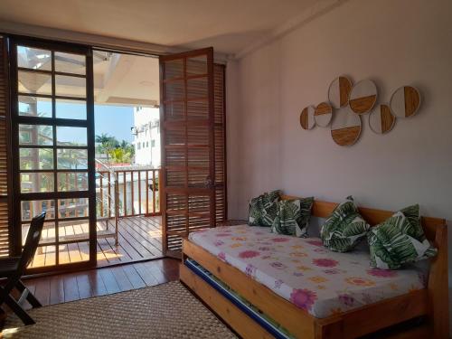een slaapkamer met een bed en een balkon bij Cabaña mi negra linda in San Antero