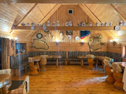 ein Restaurant mit Tischen und Stühlen in einem Zimmer in der Unterkunft Motel na vrchu Baba s.r.o. in Pezinok