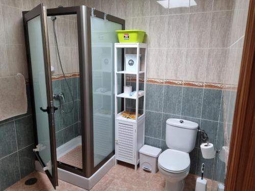 コティージョにあるCasa cotilloのバスルーム(トイレ、ガラスドア付きのシャワー付)