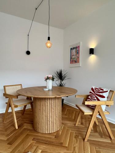 une salle à manger avec une table et deux chaises dans l'établissement Exklusives City Apartment - Balkon - 24h Check-in, à Kiel