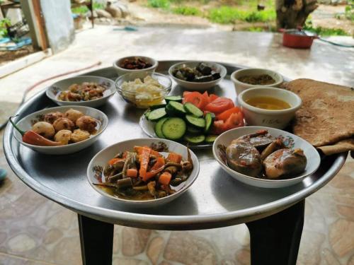 una mesa con tazones de comida encima en Family House en Al Azraq ash Shamālī