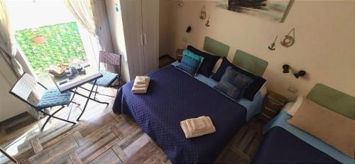 ナポリにあるB&B Bella 'Mbriana Simonaのベッドルーム1室(青い掛け布団、椅子付)