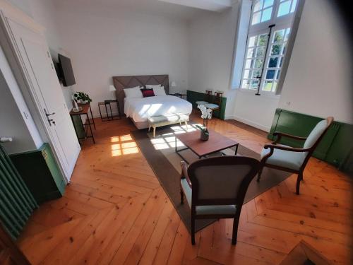 ein Schlafzimmer mit einem Bett und einem Tisch und Stühlen in der Unterkunft L'Essongère in Saint-Herblain