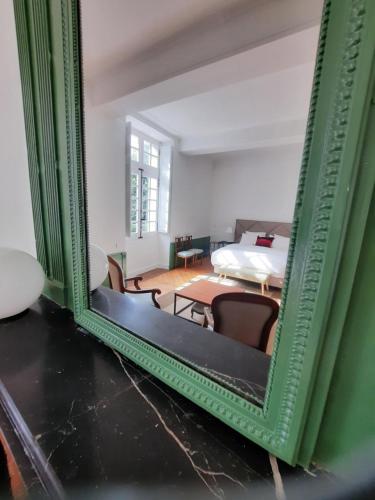 Ein Bett oder Betten in einem Zimmer der Unterkunft L'Essongère