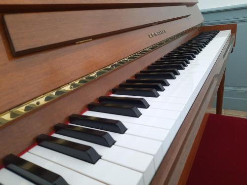 a close up of a piano keyboard at L'Essongère in Saint-Herblain