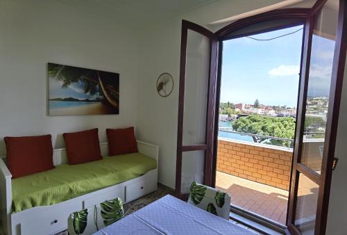 カターニアにあるLuxury Sisters House "Il Porticciolo"のソファとバルコニーのあるリビングルーム