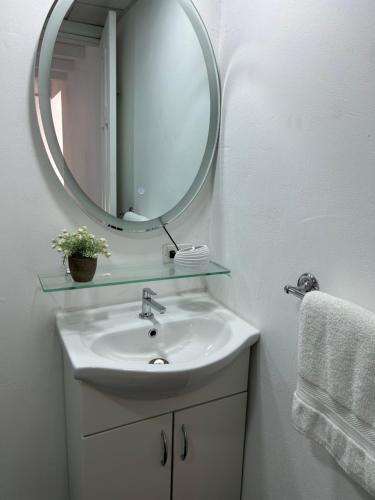 bagno con lavandino e specchio di Apartment with loft in Altos del Maria a Sorá