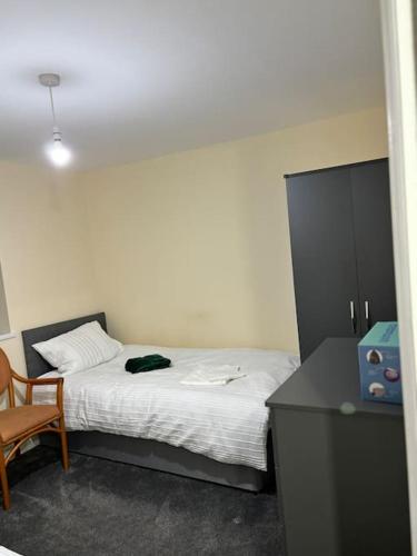 マンチェスターにあるStunning 2 bed rear flat Manchesterのベッドルーム1室(ベッド1台、デスク、椅子付)